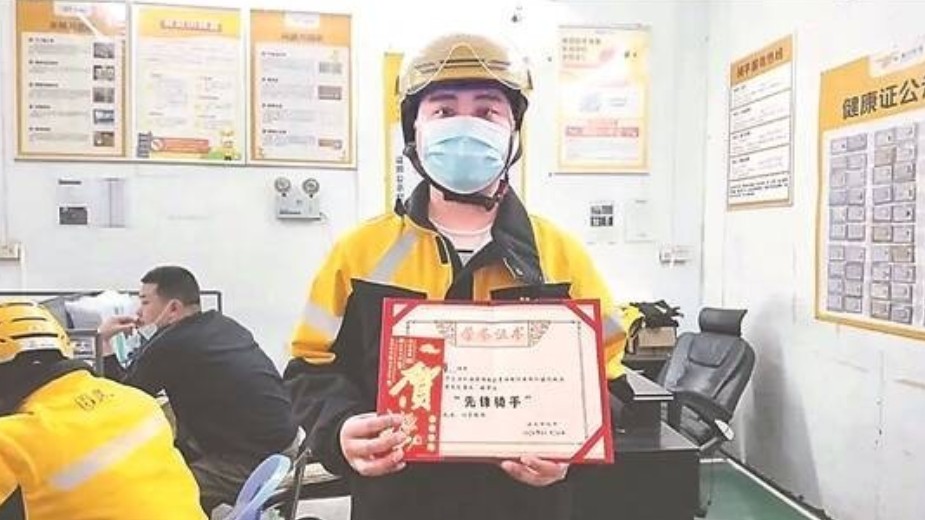 送餐途中遇恶犬伤人 以箱为盾护女孩平安