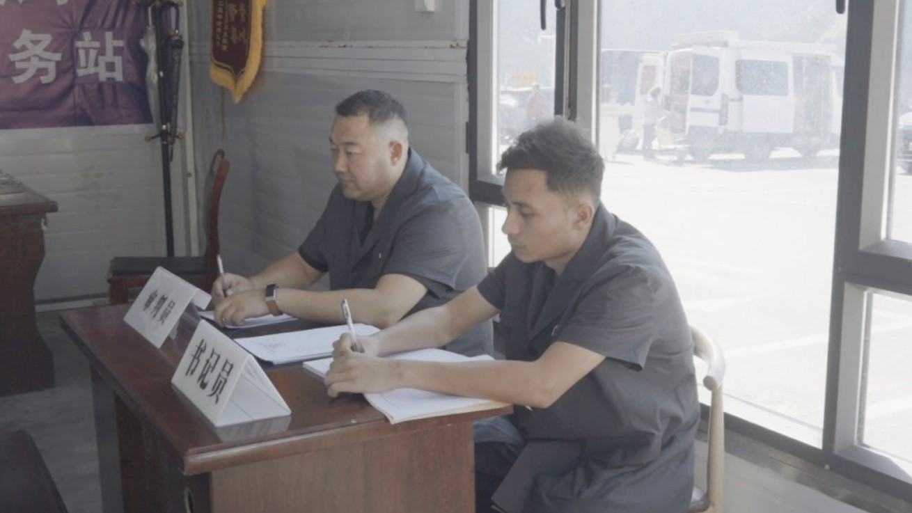 新疆霍城县人民法院清水河人民法庭：一场马匹交易引发的邻里心结，法官景区巡回调解暖人心