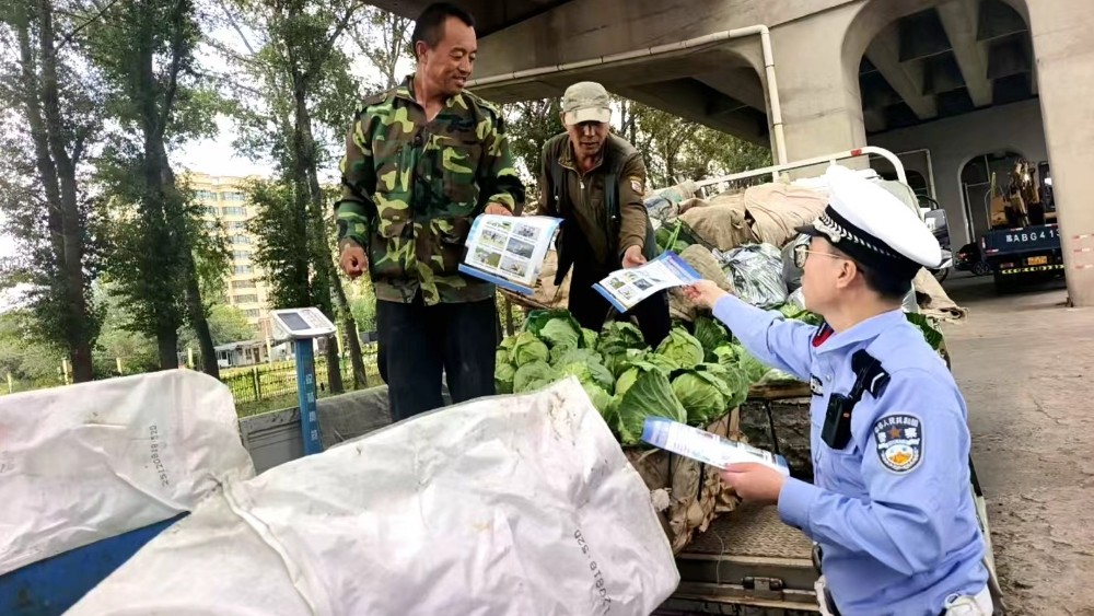 冰城交管部门全力守护秋收平安路
