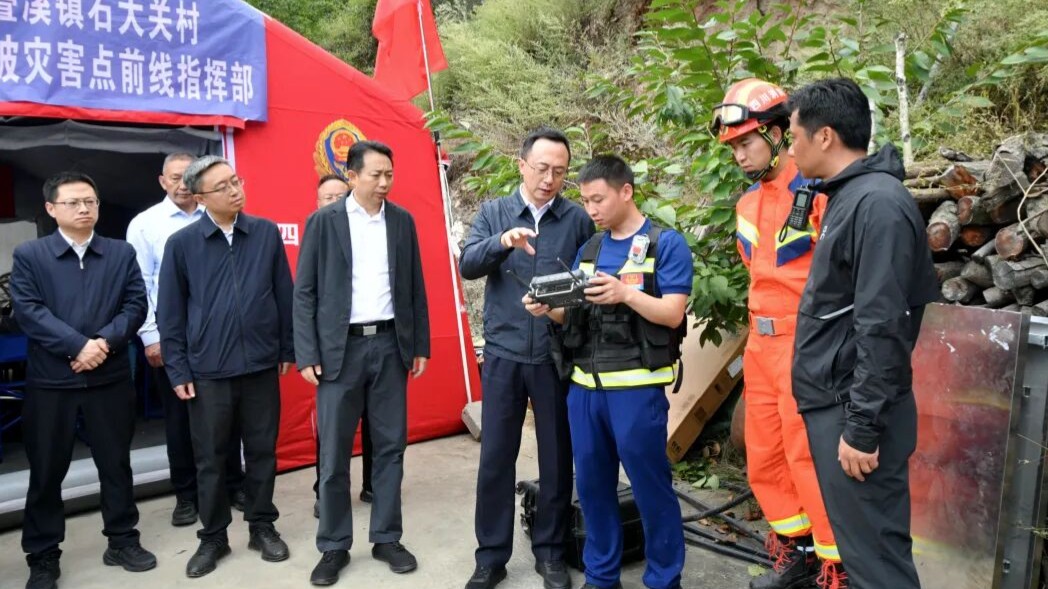 戴德军前往茂县调度叠溪镇石大关村定子坝滑坡灾害应急处置工作