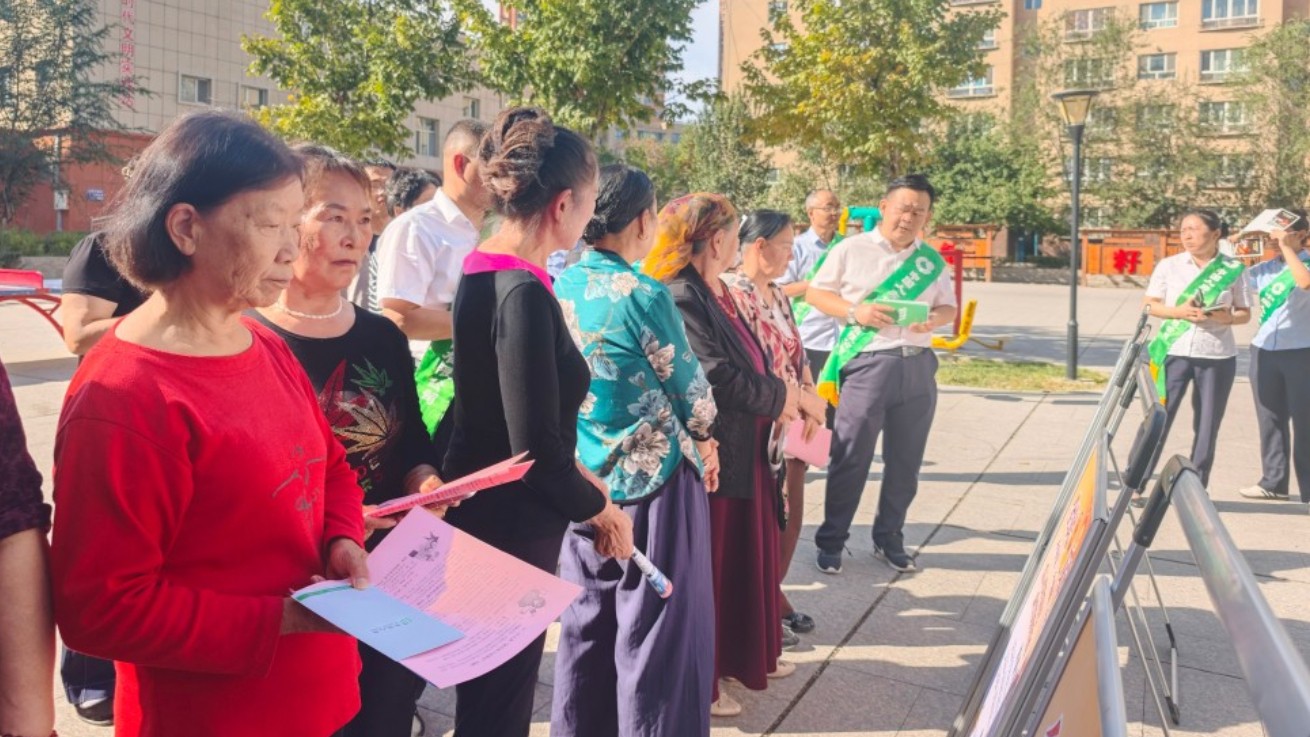新疆博乐市人民法院驻团结社区工作队开展反诈及金融消费权益保护宣传活动