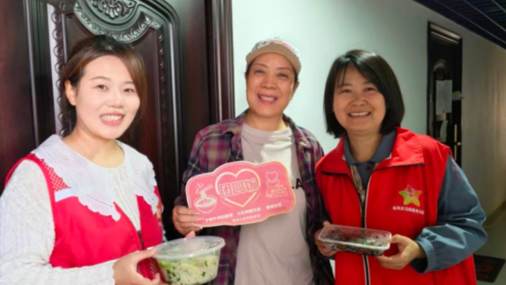 银川市金凤区铂悦社区：义剪焕银发新颜 热饭暖中秋佳节