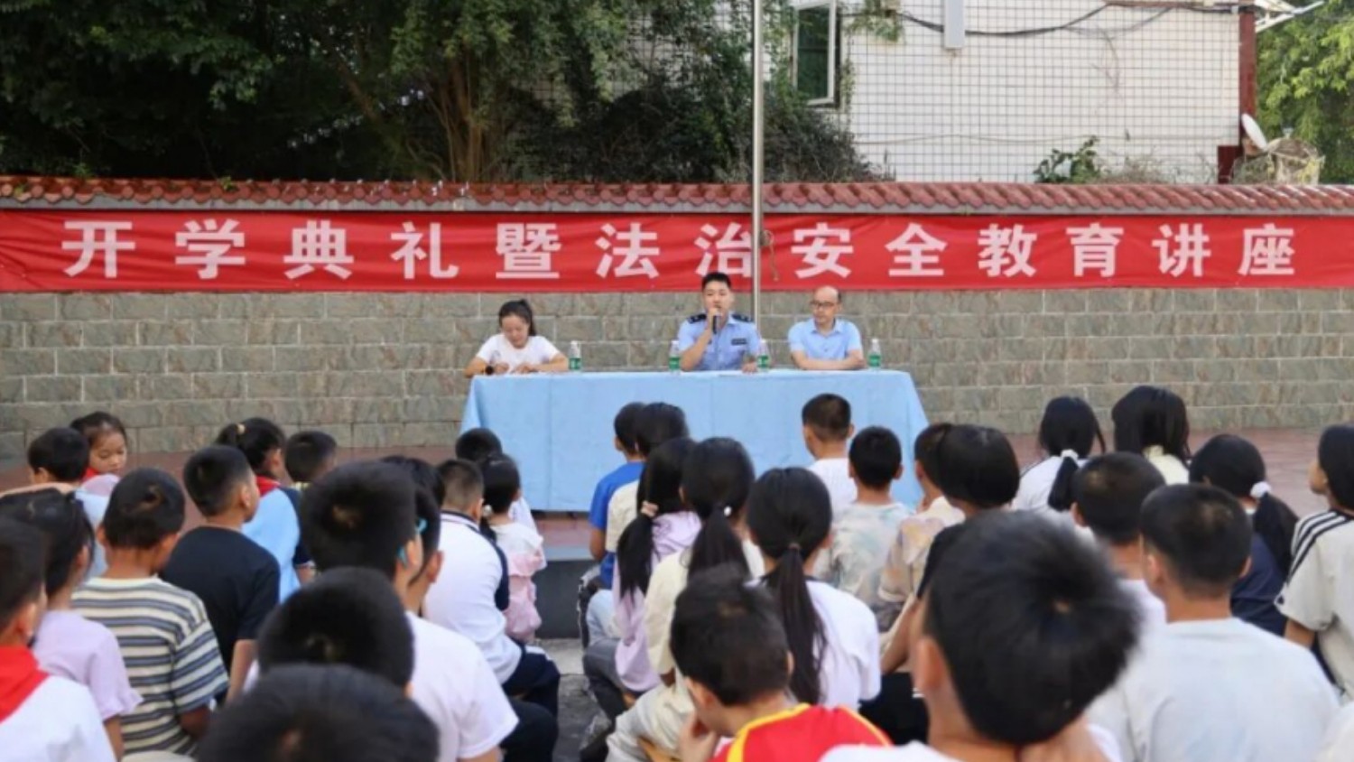 开学首日！广安岳池公安准时“就位”，全力以“护”！