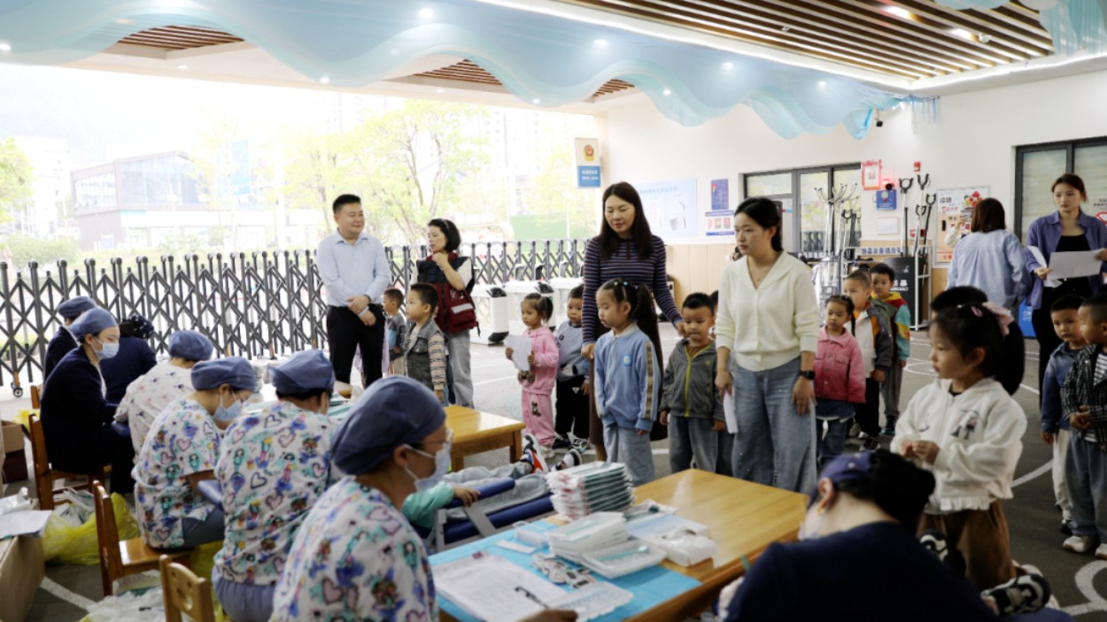 达川区疾控中心开展儿童口腔综合干预二次涂氟工作