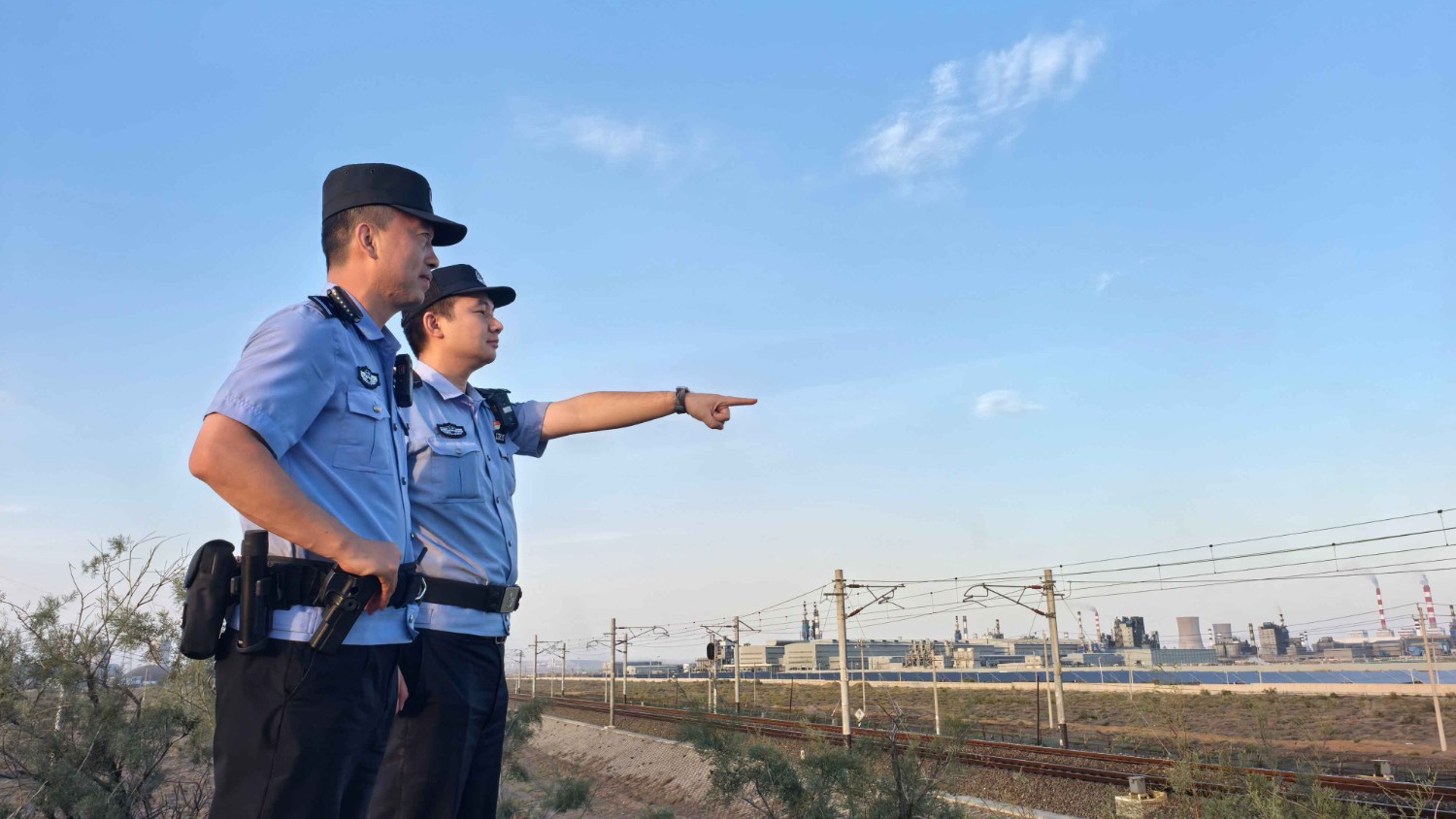 双节巡线护企 筑牢疆煤外运安全防线