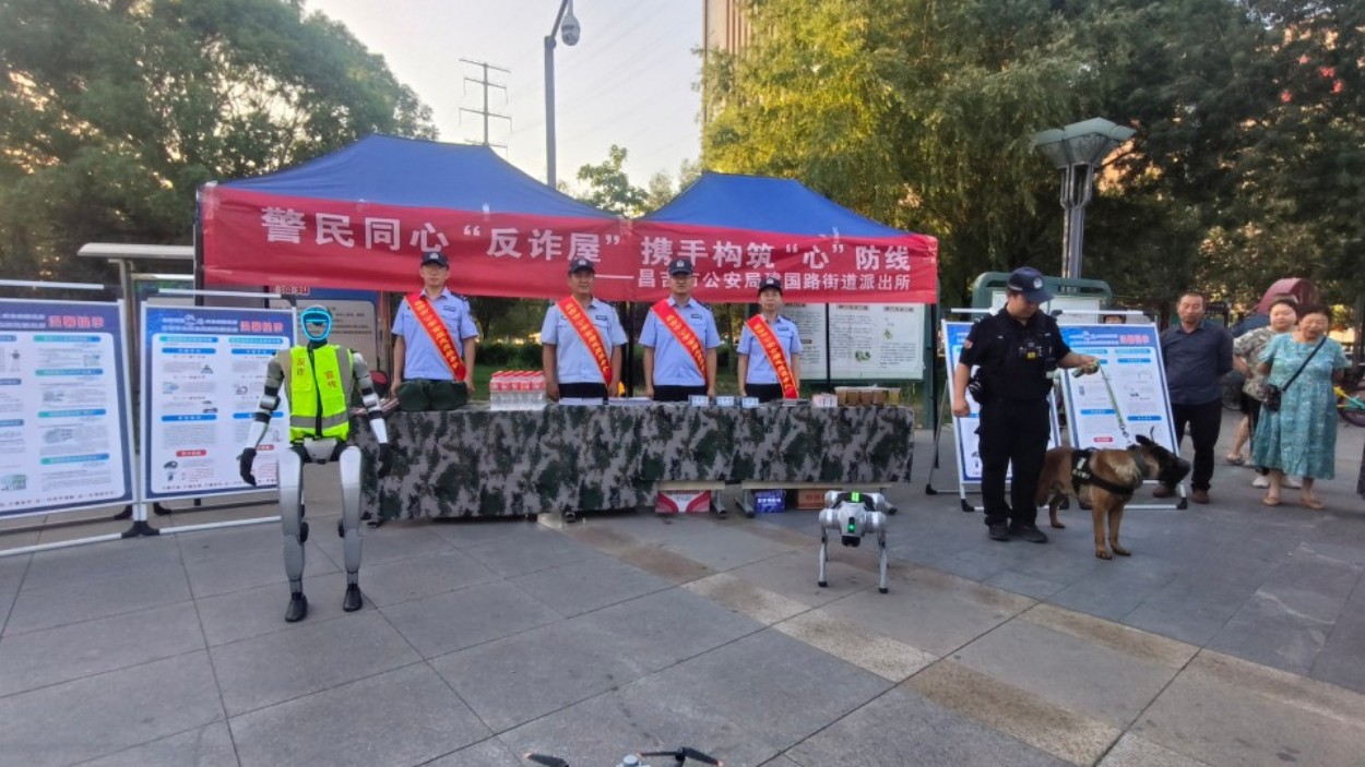 “党建红映枫警蓝·同心守护一方安”——新疆昌吉市公安局建国路街道派出所用心用情绘就平安新“枫”景
