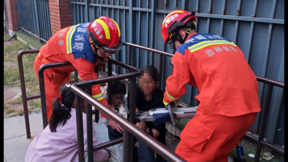 女童不慎被卡头部 吉林长春消防快速救援