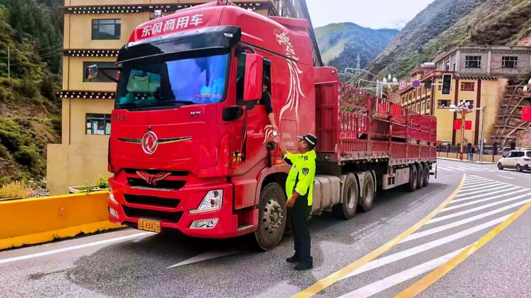 新龙公安交管大队：严查货车超速违法，筑牢山区道路安全防线