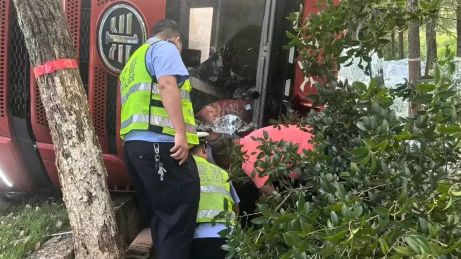 惊险！货车侧翻司机被困，宜春市奉新县交警破窗营救