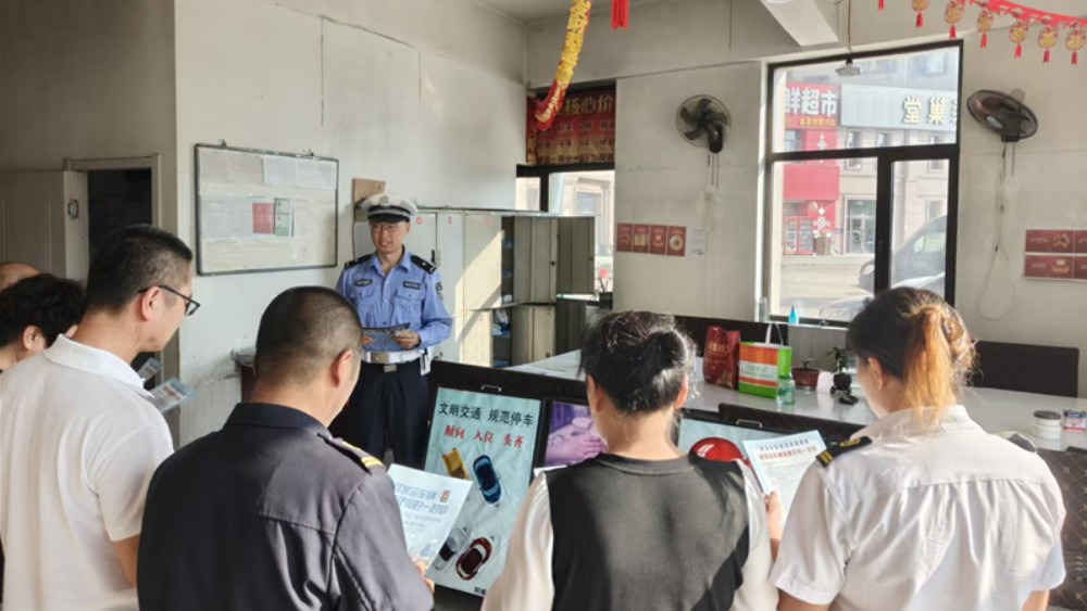 把交通安全课送到家门口｜冰城交管部门开展社区宣讲护航双节出行