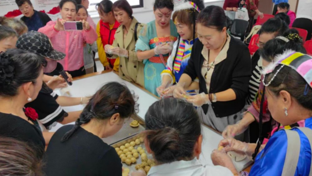银川市兴庆区山河湾社区：巧手月饼传情意 银龄欢歌庆中秋