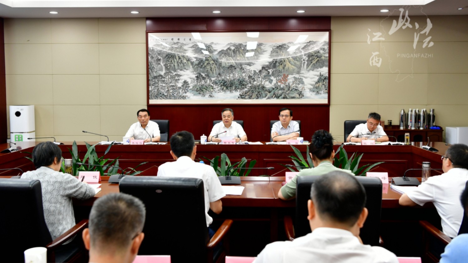 省委政法委理论学习中心组举行集体学习