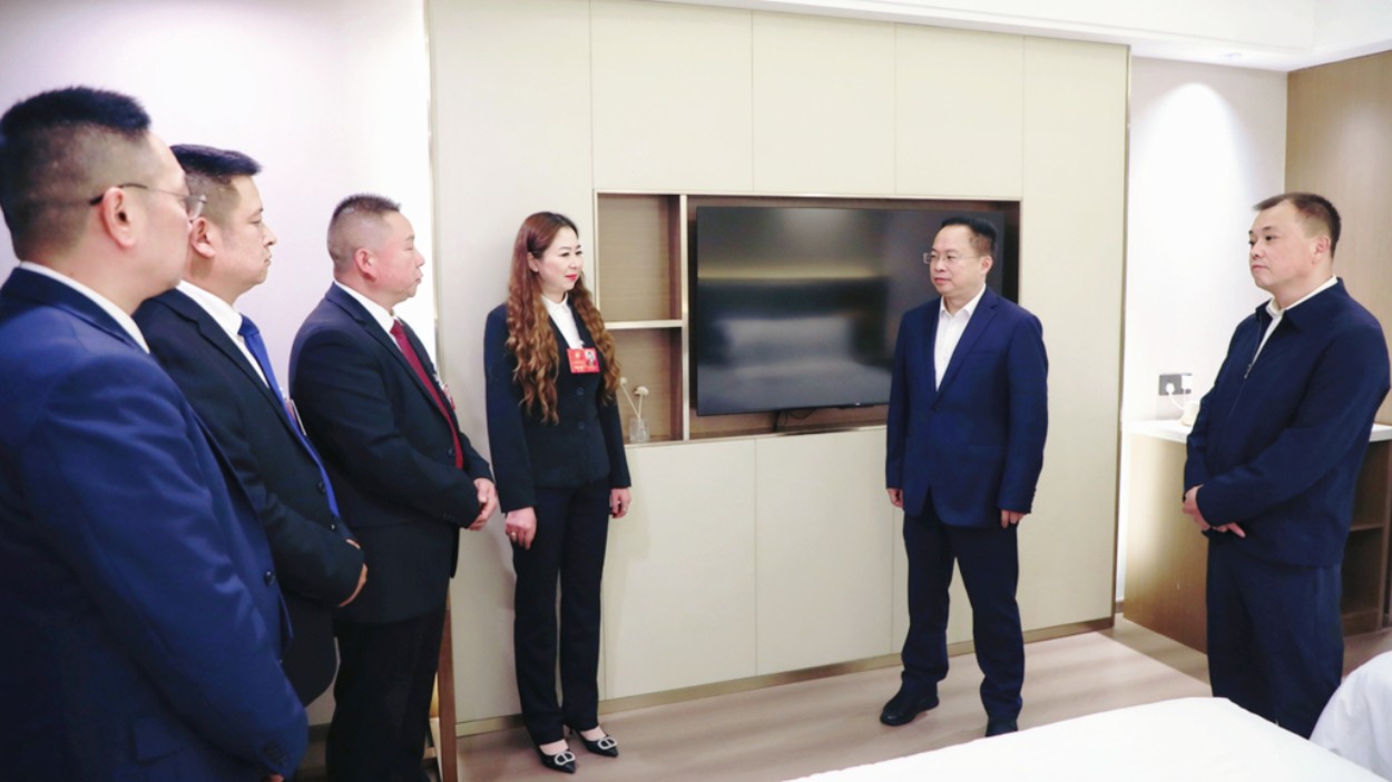 杨勇带队看望出席县第十五次党代会代表