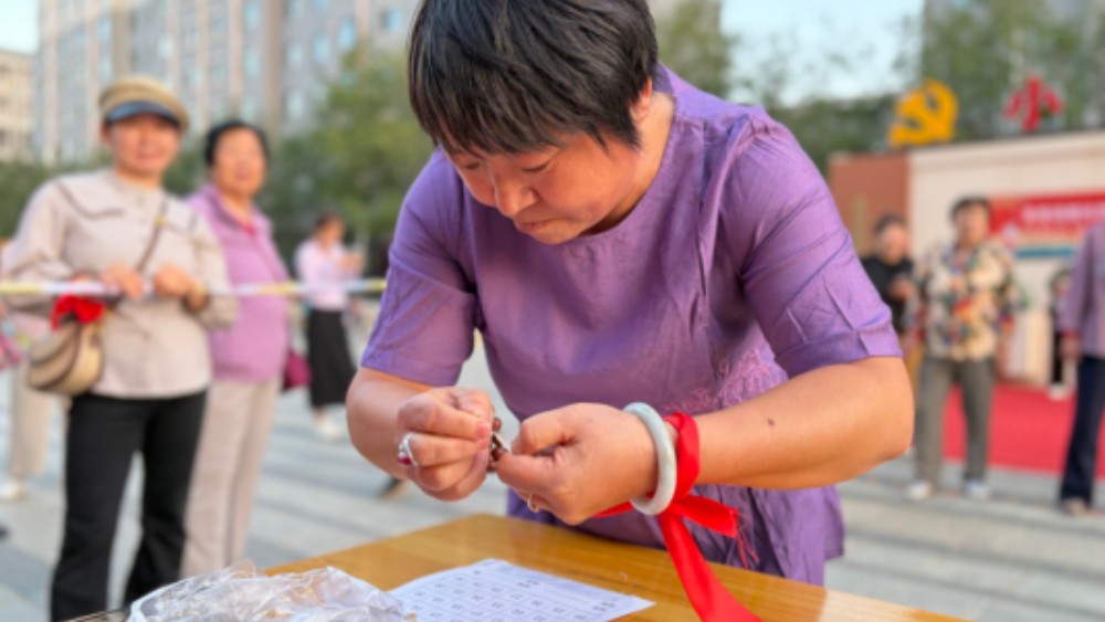 吴忠市利通区阳光骄子社区：趣味赛场迎双节 邻里同乐聚人心
