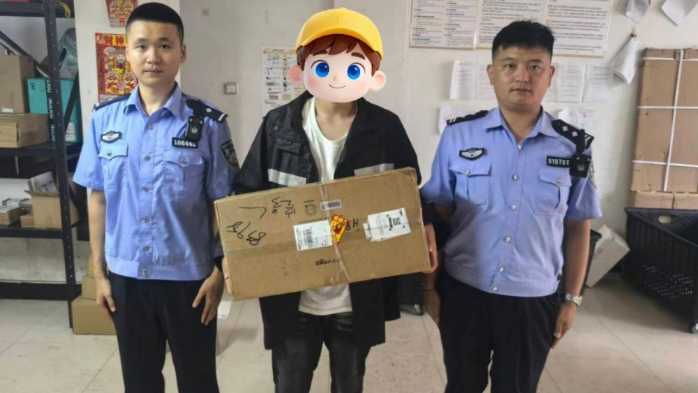 路边包裹被当遗弃物捡走，民警帮快递小哥寻回化解乌龙