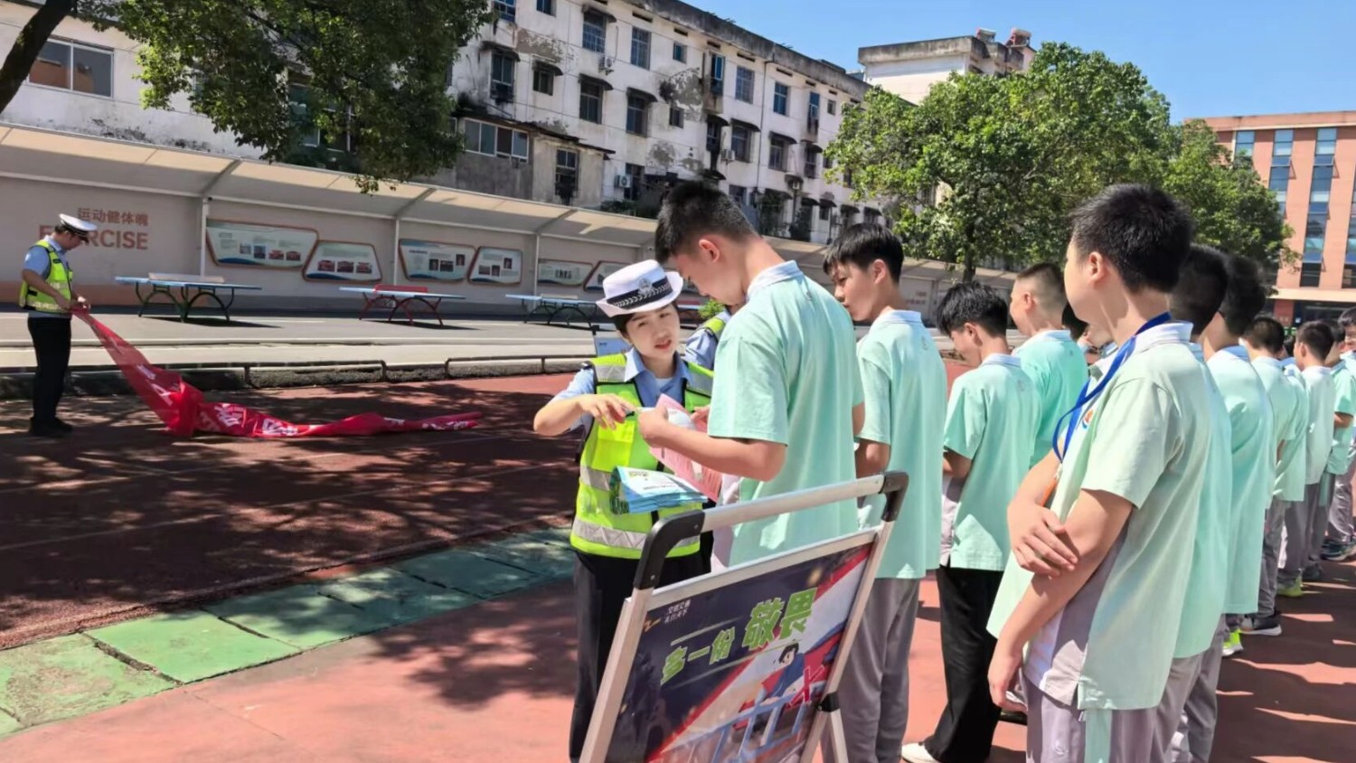 宜春铜鼓交警：军校同频学安全，文明出行入人心