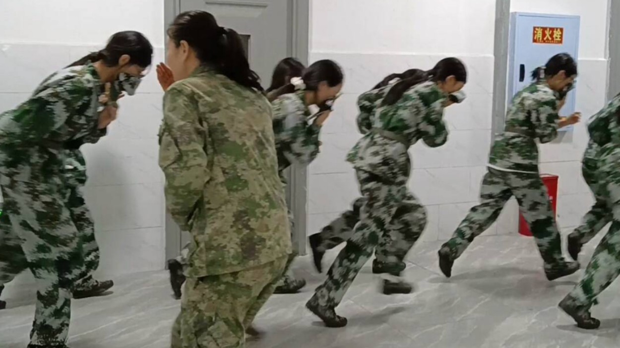 宣汉职专夜练消防 用应急灯照亮住校生生命通道