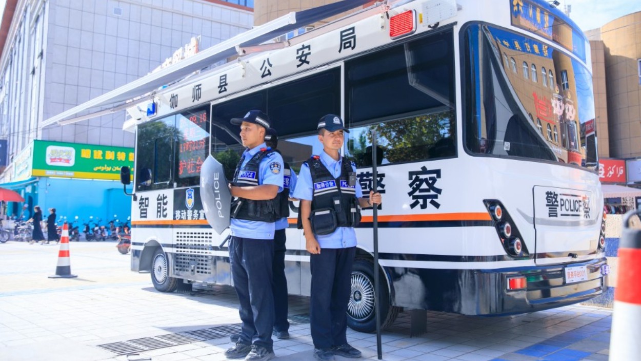 一车多能！新疆伽师县公安局移动警务车跑出基层治理“新速度”