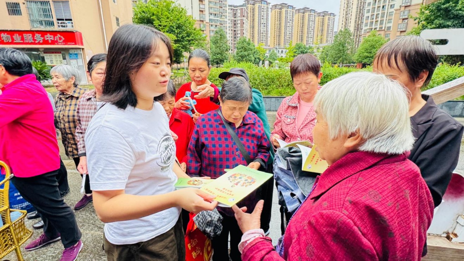 迎中秋 普法治 护民生——广安万盛司法所联合官盛镇、官盛社区开展节前法治宣传活动