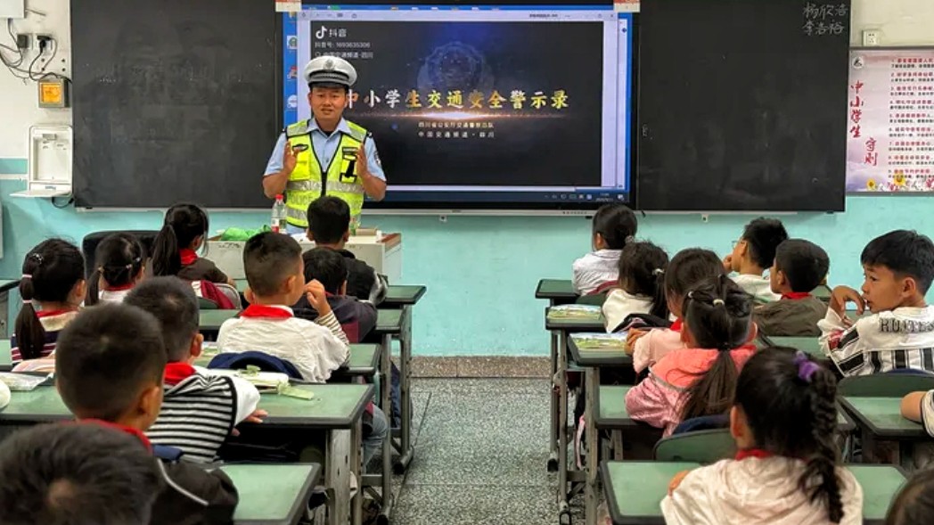平安上学路 从一堂交通安全课开始