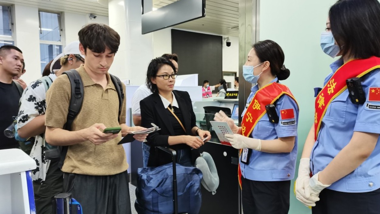 新疆伊宁出入境边防检查站：学法守规护国门 普法惠民筑平安