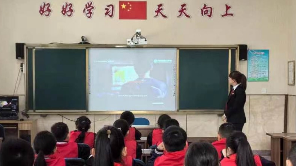 校园里的特别一课：法官用案例教学生分清“打闹”与“欺凌”