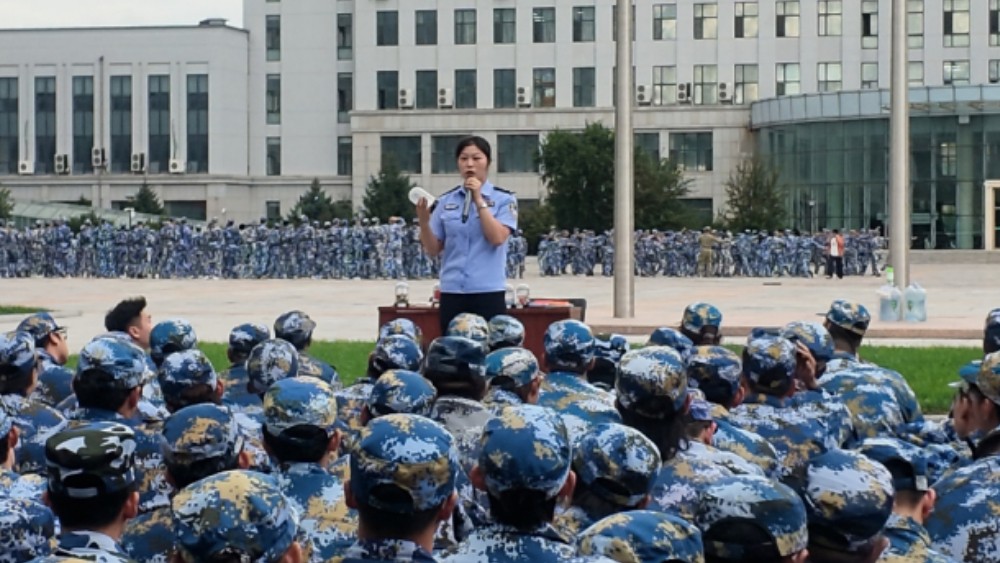 “这包‘速溶咖啡’可能让你上瘾！”冰城公安把禁毒课堂搬进军训场