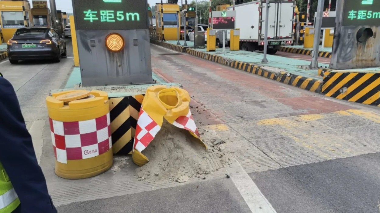 “撞坏一个塑料防撞桶，为何要赔500元？”网友质疑高速公路设施赔偿价太高，记者调查