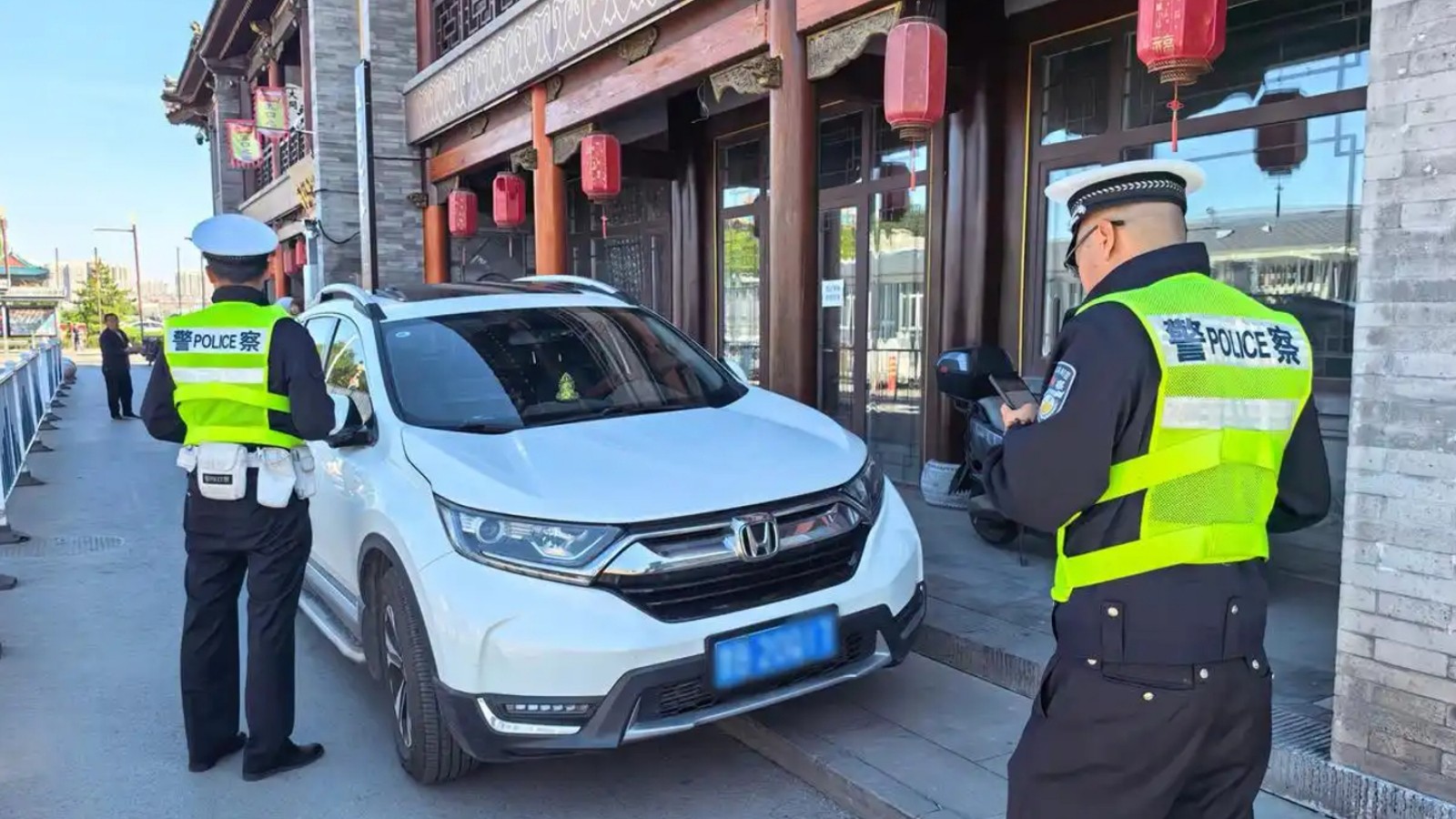 山西大同交警常态化整治古城违停乱象 全力保障道路通行秩序