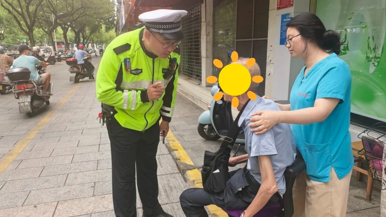 执勤遇老人摔倒迷路 景德镇昌江交警辅警暖心护送老人归家