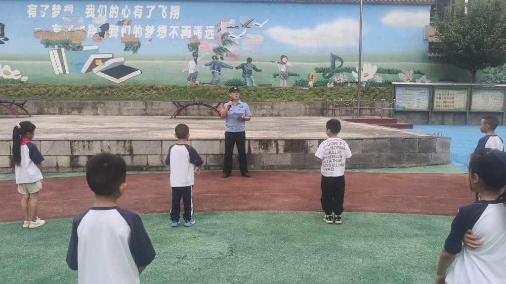四川省万源市官渡镇民警进校园开展安全培训筑牢校园安全防线