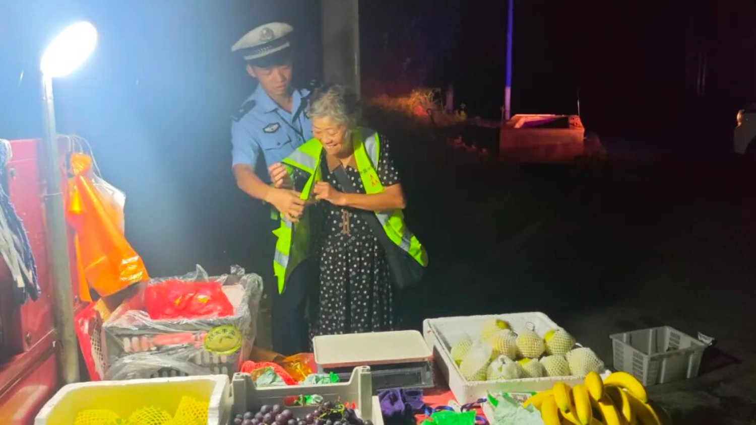 “被看见”的温暖！新余交警为赶集菜农穿上“反光背心”
