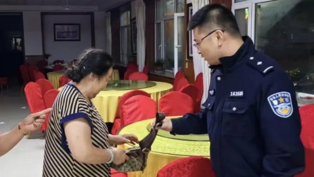 出游丢包急坏游客，警民暖心接力帮寻回