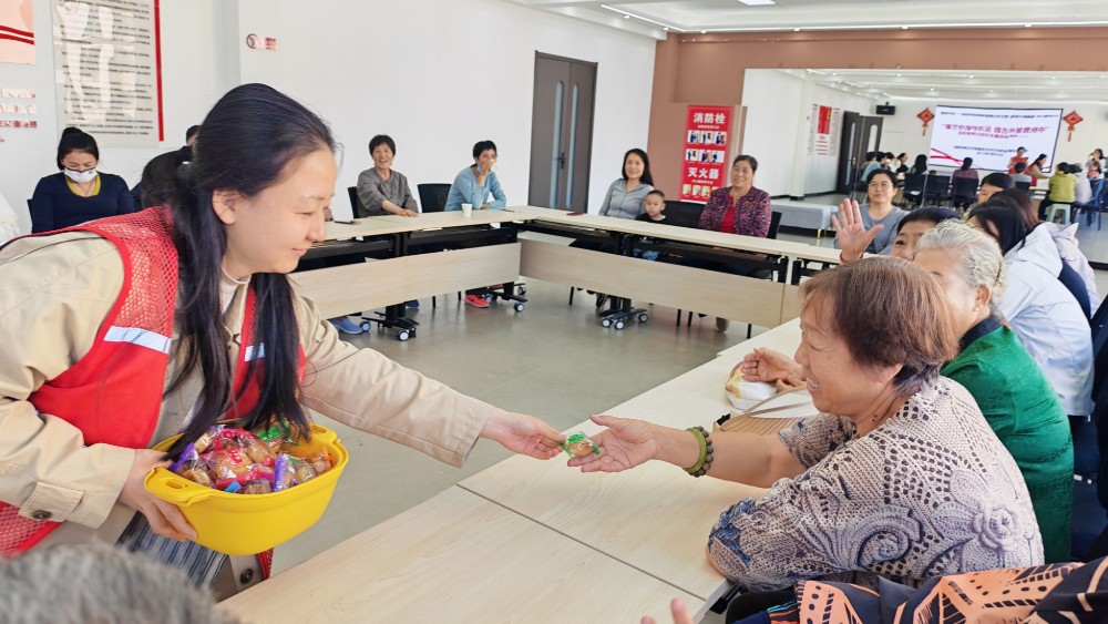 银川市金凤区海珀兰轩社区：巧手制锤迎中秋 艾草飘香护安康