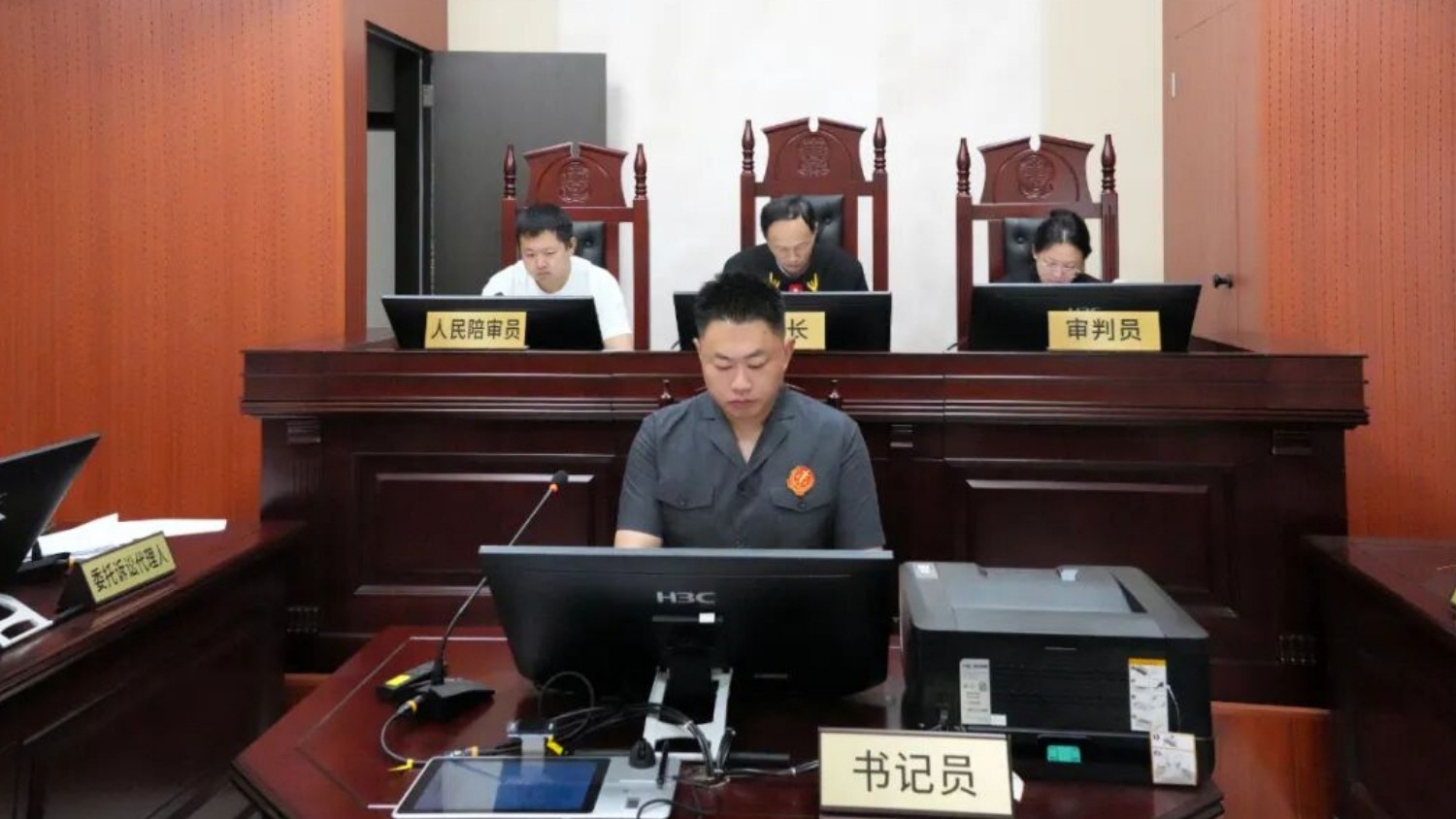 阳光司法零距离  示范庭审促公正——泸定法院以公开示范庭审赋能劳动争议纠纷公正化解