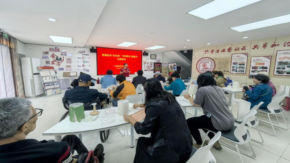 银川市兴庆区东方社区：巧手制灯迎中秋 普法护残暖人心