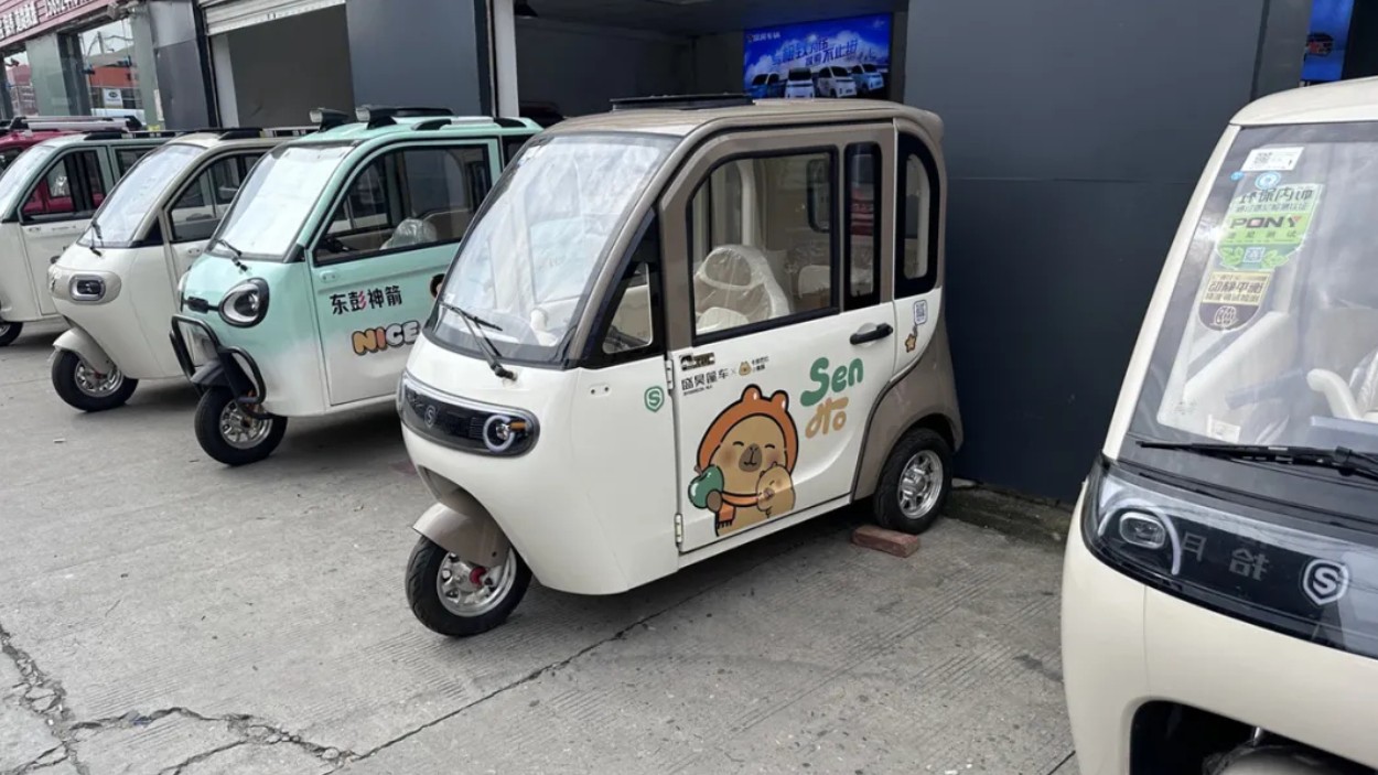 多地收紧“老头乐”，成都线下探访：四轮车不卖了，三轮车依然火爆，买家核心需求是接送小孩，但多数人无证驾驶