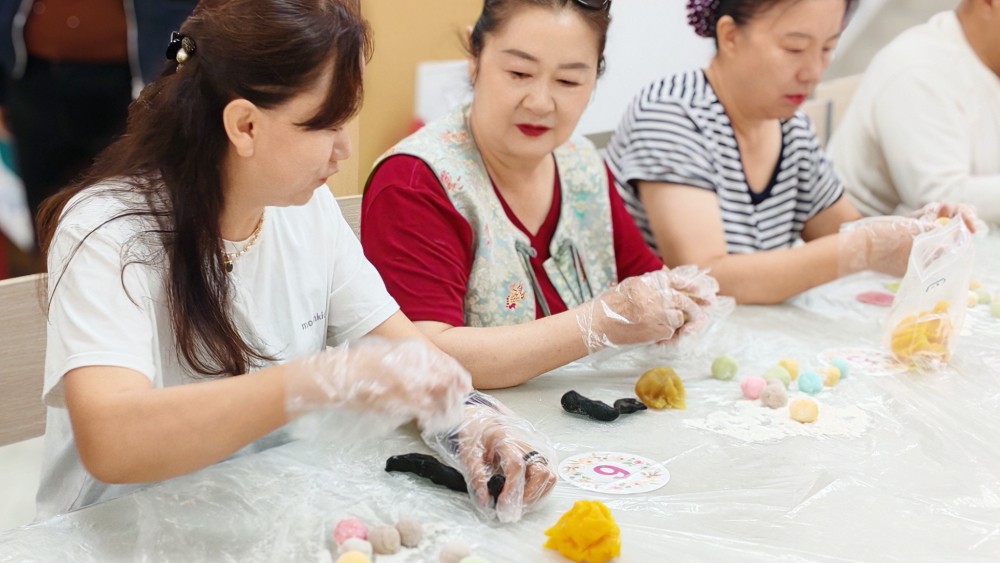 银川市兴庆区泰和社区：巧手制饼庆中秋 民族团结聚民心