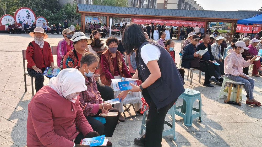 广场赶集聚人气 法治送暖润民心
