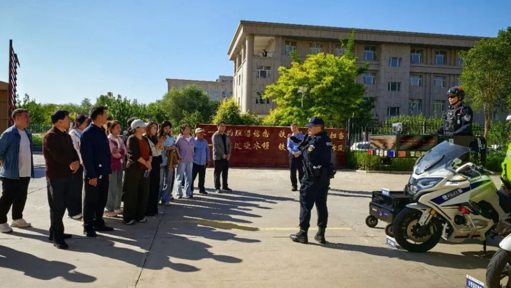 警营敞门迎民察 平安零距离连心