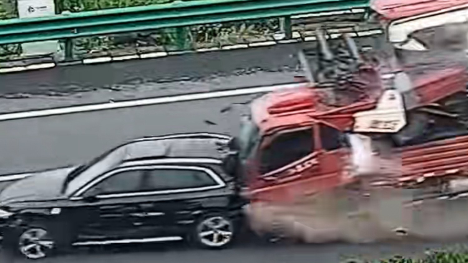 交警隔空怒吼 救下一家三口
