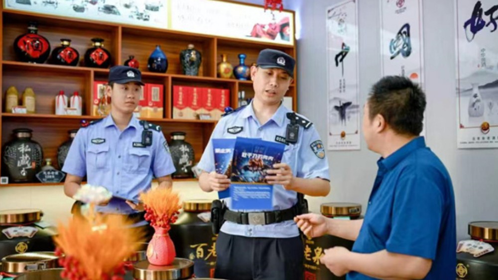道外公安深入“九小场所”宣讲｜鼓励商户检举揭发涉黑涉恶线索