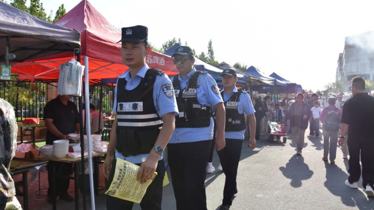 新疆生产建设兵团霍城垦区公安局：巡逻宣传两不误！这场反诈宣传走进了可克达拉市今喜广场