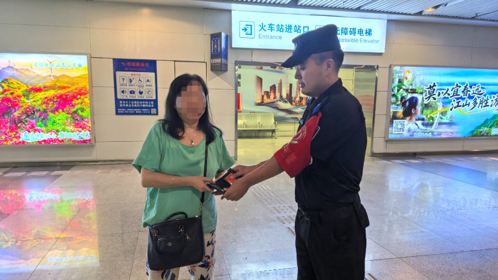 钱包遗落出租车！宜春市交通运输执法支队直属执法二大队快速帮旅客寻回