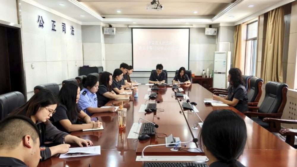 潼关县法院召开青年干警理论学习小组交流会