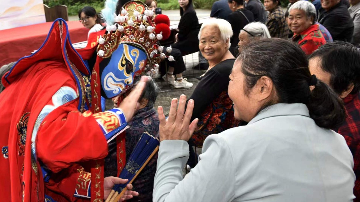 中秋寄韵扬民俗 乡音欢歌绽文明——高坪区江陵镇举办中秋民俗文艺汇演暨文明表彰活动