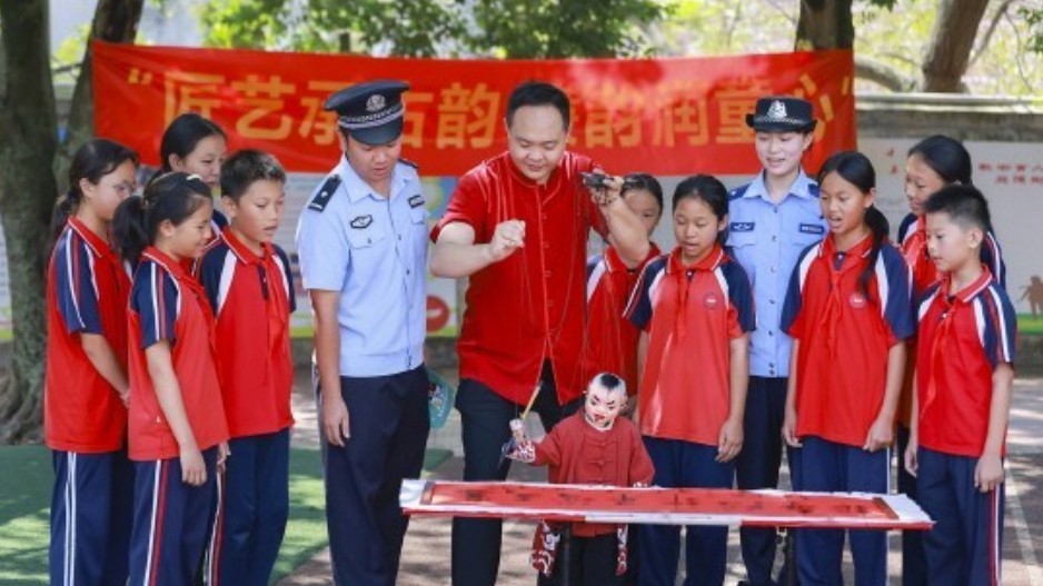 木偶戏里讲安全，葡萄架下说法律，丰收节上送法去