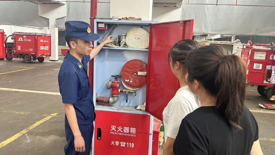护航节前安全 内江经开区开展物流行业消防安全联合检查