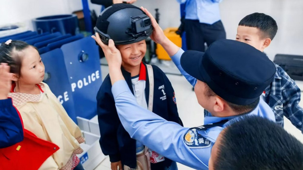 呼兰区两所幼儿园开展双节警幼共建活动