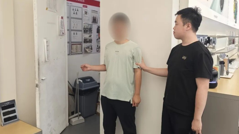 上班动歪心思！手机店员工利用职务之便偷卖3部手机，获利1万余元被刑拘